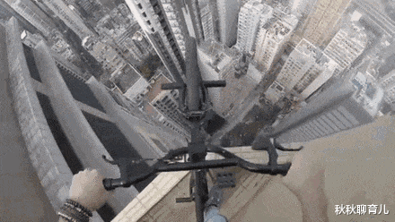 秋秋聊育儿|“一直以为这个洞是放手指的，现在我才发现我错了”