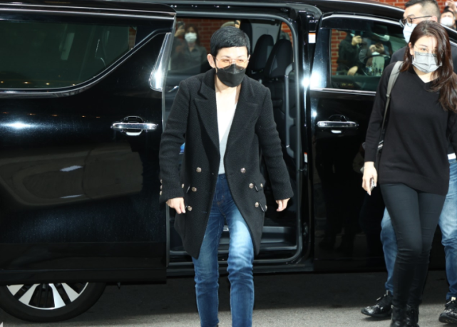 吴孟达|吴孟达骨灰将送大马安葬，弟弟透露是达叔遗愿，希望陪太太和子女