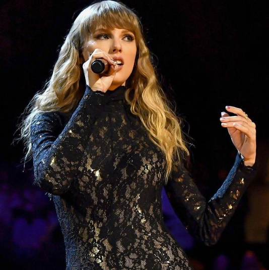 塑身衣|小天后泰勒丝，S型身材匀称，自信的女人最美丽！