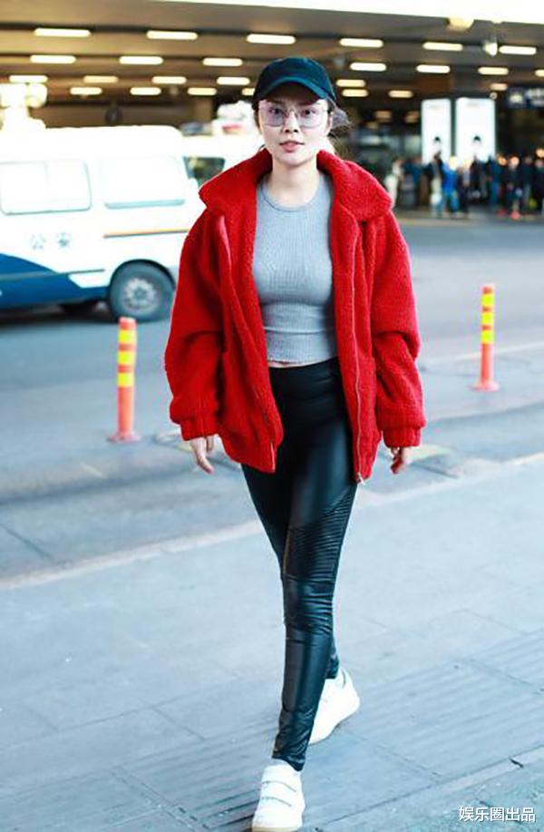 徐冬冬|徐冬冬穿红外套玩街拍，喜庆又可爱，可惜衣服太紧勒出一身赘肉