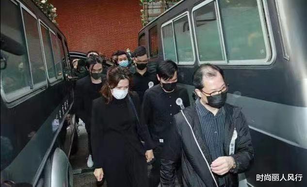 吴孟达|吴孟达出殡现场！大女儿一头红发气质高冷，身材高挑比妹妹瘦一圈