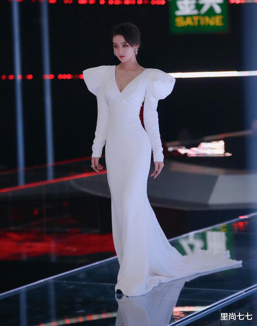 张馨予|张馨予夫妇买海鲜被偶遇，何捷穿老婆衣服，她穿男士衬衫好娇小