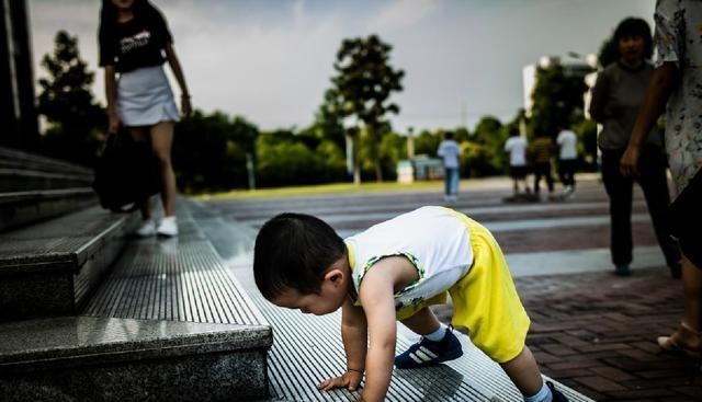 奶宝育儿说 广西流浪女“花姐”怀上第四胎，频繁生育惹人无奈，曾是一名学霸
