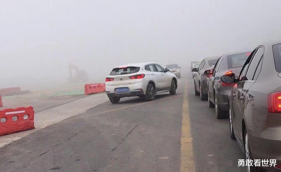 勇敢看世界 男子逆行后锁车离去，网友：得在里面过年了！