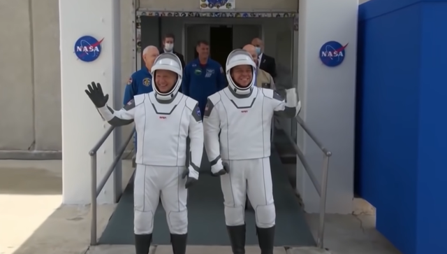 SpaceX|技术为美观让路！SpaceX新宇航服亮相，为外观抛弃了基本功能