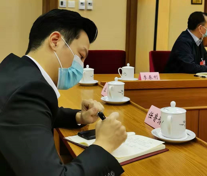 秦岚|文代会众星合影，陈宝国地位高，濮存昕跷二郎腿，周涛鞠萍同框