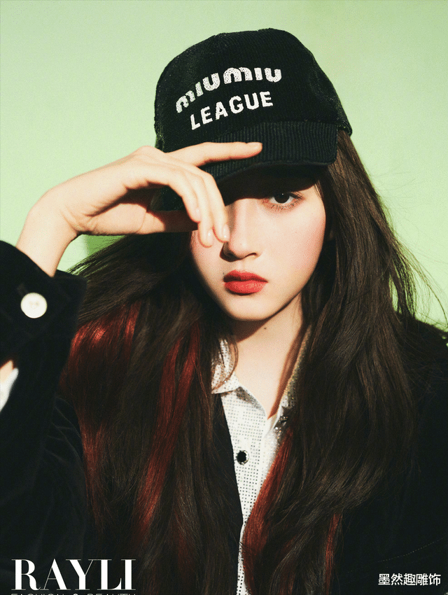 宋祖儿|女明星冬天拍照也要露腿，关晓彤暗黑风，吴宣仪性感，冯提莫爱了