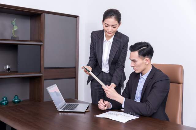 职场细细品 在刚毕业时遇到一家好公司有多重要？怎样才能让自己的职业顺畅？