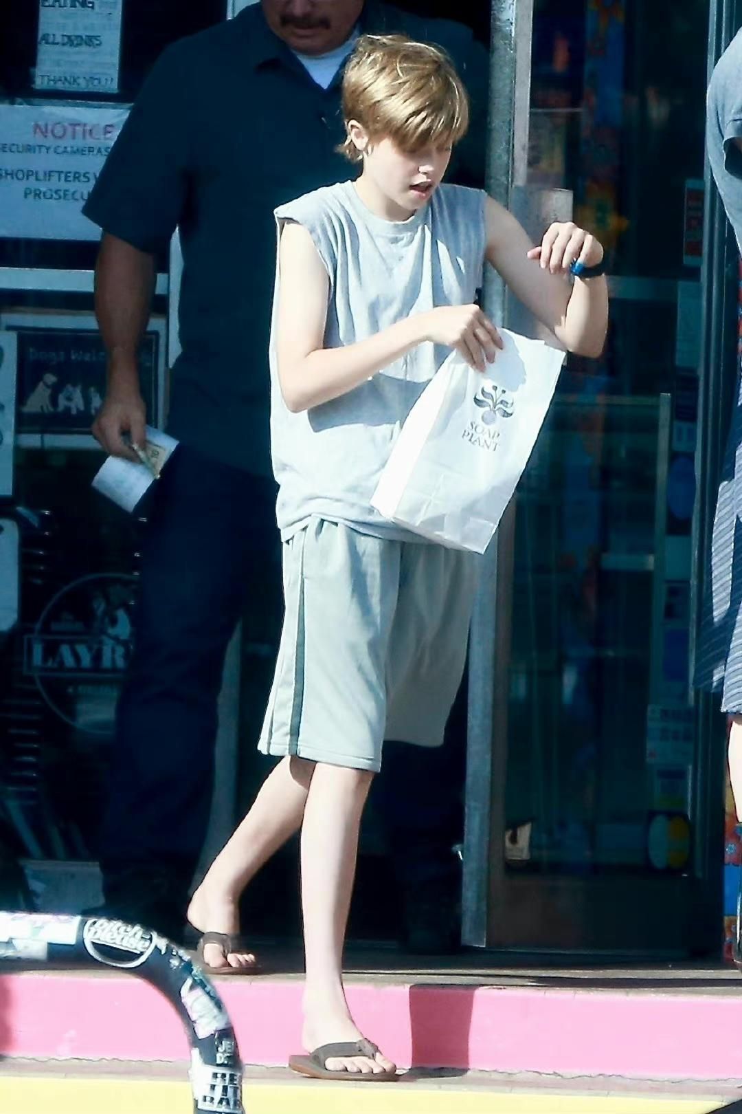 安吉丽娜·朱莉|朱莉女儿美貌惊艳全网，媒体近照仙美逼人，假小子终于成功蜕变！