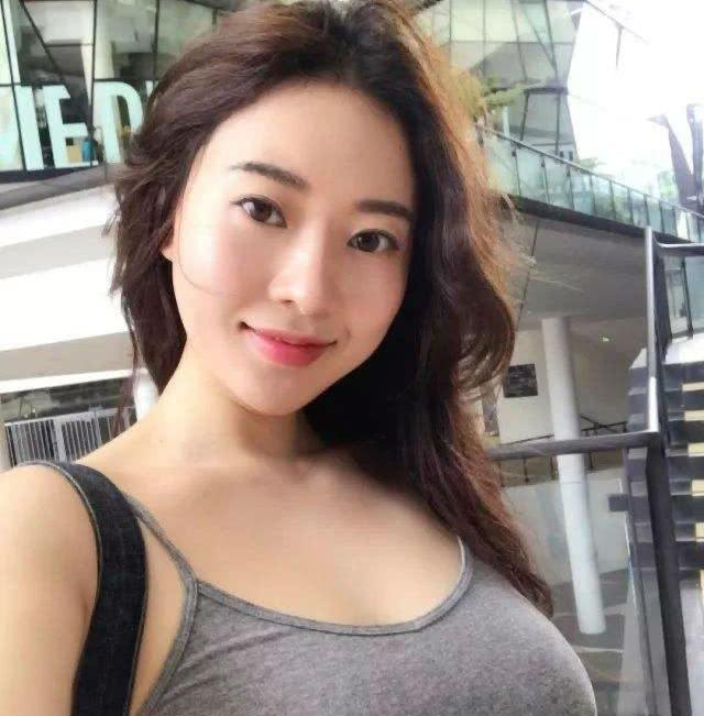 蒋聘婷|因刘强东走红的蒋聘婷，网友看到她生活照后，纷纷表示难把持住