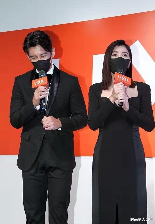 贾静雯|46岁贾静雯比38岁老公还嫩！夫妻俩参加活动，穿一身黑霸气侧漏