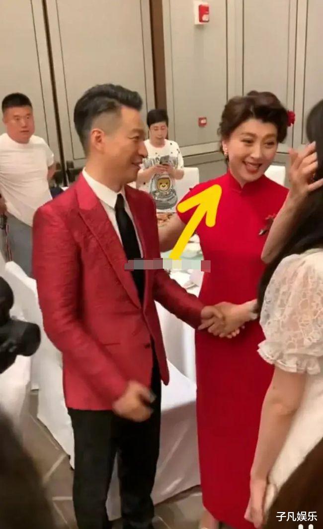 闫学晶|闫学晶儿子婚礼曝光，央视主持人担任司仪，3000元茅台是标配