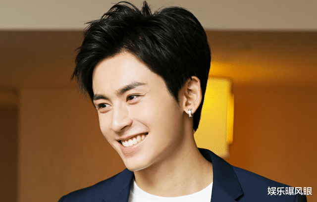 张哲瀚|张哲瀚倒了，粉丝疯狂了，那个站出来爆料的女孩，收到了死亡威胁