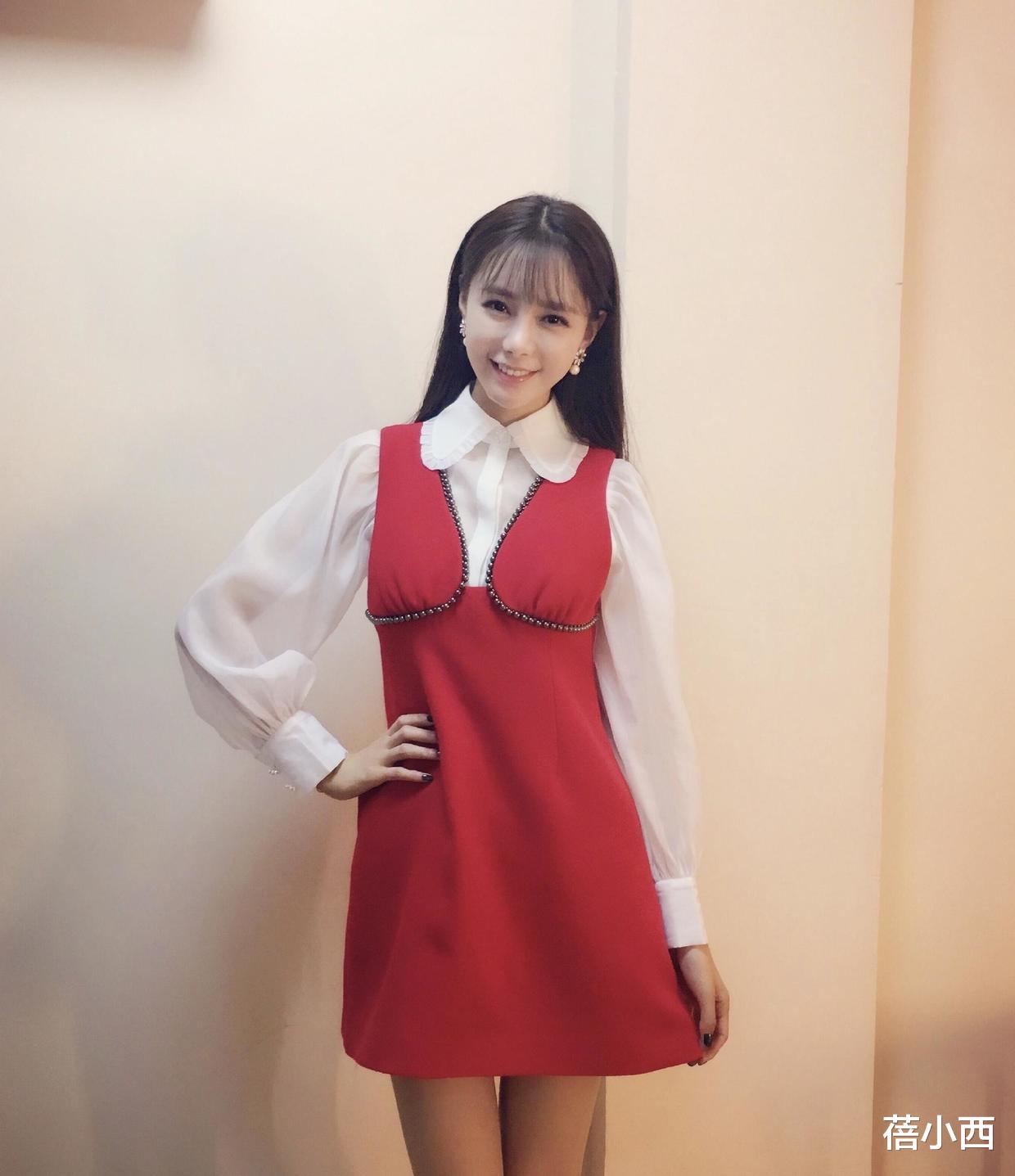 蓓小西|沈梦辰的穿搭品味节节攀升,黑T恤叠穿红色打底衫,时髦又高级