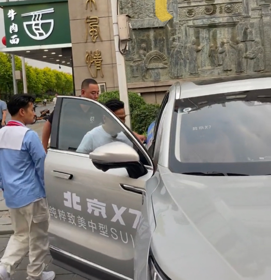 宋小宝|宋小宝现身沈阳街头，引来路人纷纷拿出手机拍摄，还有专人关车门