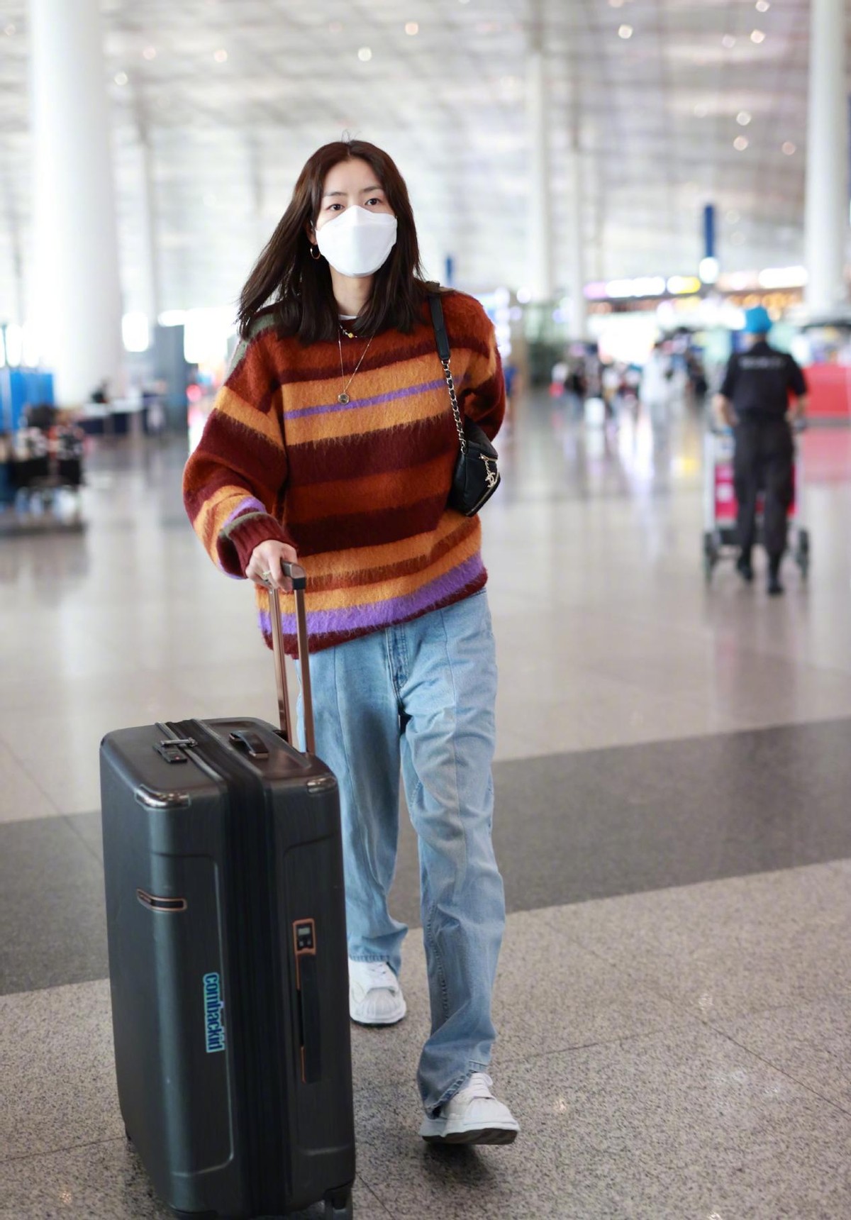 全球时尚风行|关于中秋节的穿搭好温暖！三款彩色毛衣必须拥有，刘雯率先穿上身