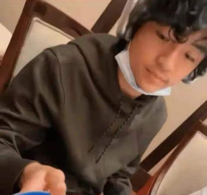 张柏芝|张柏芝陪二儿子打球，11岁小Q又长高不少，打球模样阳光帅气