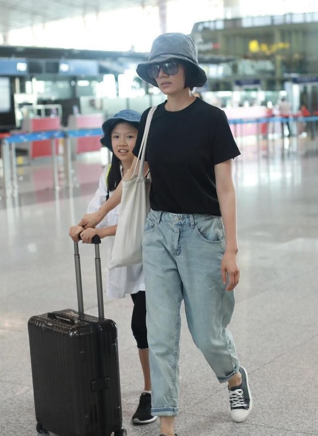 懒美人时尚|生活中的袁泉很低调,和女儿都是穿地摊货,走在机场完全认不出