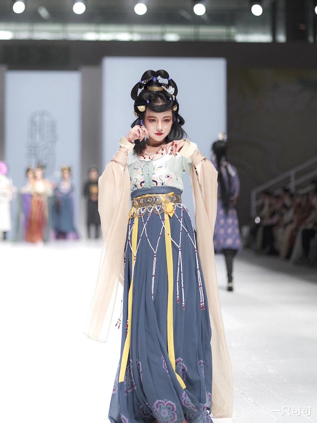 洛丽塔|洛丽塔大哥火出圈，穿汉服美艳又妖娆，别说男生，女生看了也心动