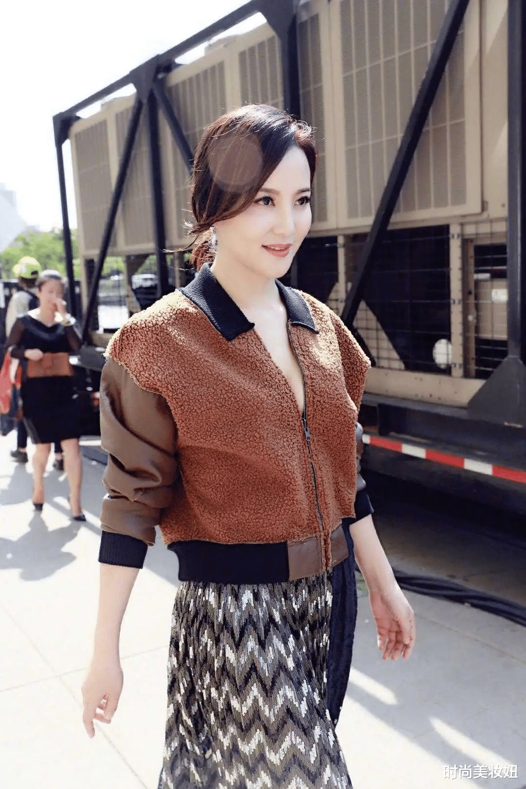 粉色|陶红虽到了大妈的年纪，却拥有“少女”的身材，曲线感美爆了