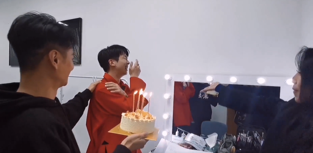 张晋|13届快男重聚为白举纲庆生，蔡少芬张晋也为“儿子”送惊喜，小白被感动哭