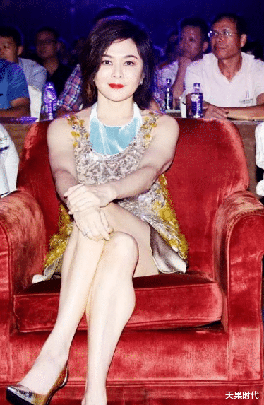天果时代|关之琳老了也招摇，穿亮片吊带配短裤，时髦洋气又抢眼