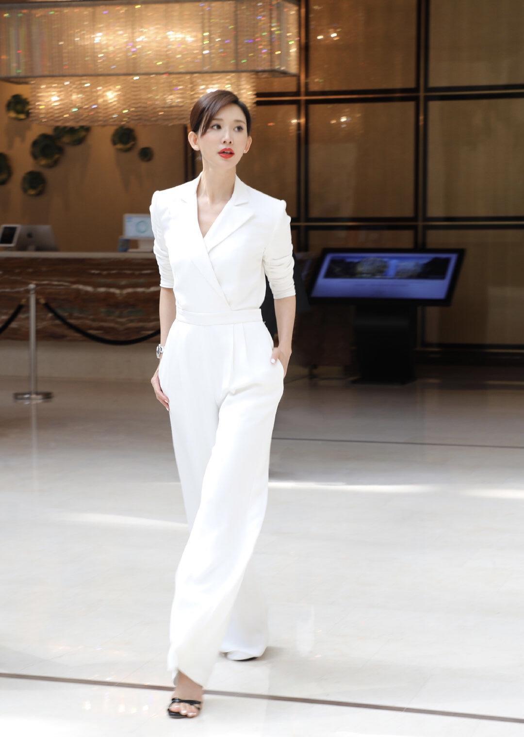 何有强|46岁林志玲魅力不减，穿一袭红色薄纱连衣裙高级减龄，气色超好