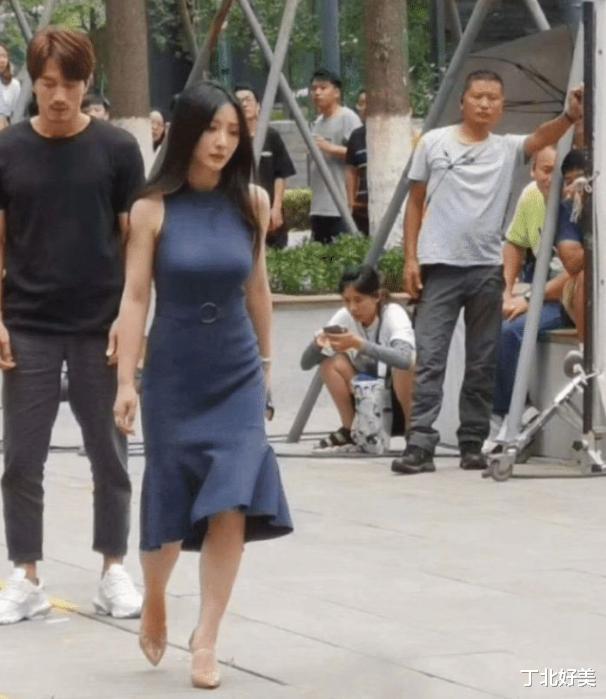 柳岩|41岁柳岩被路人抓拍，身材性感丰满若隐若现，不愧是女人中的战斗机