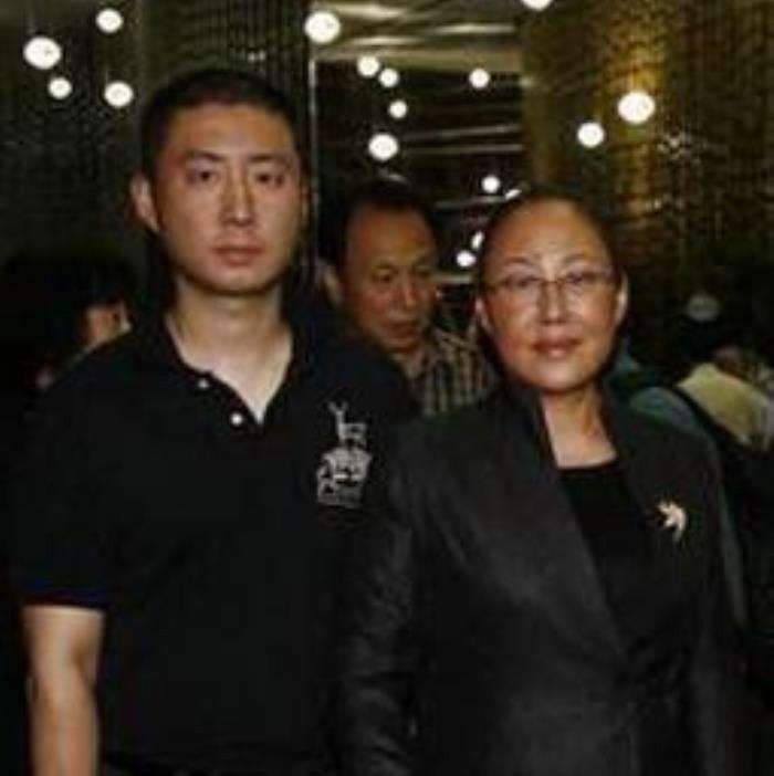 斯琴高娃|斯琴高娃：三婚嫁音乐家，跟儿子一起照顾瘫痪前夫，做不成夫妻做亲人