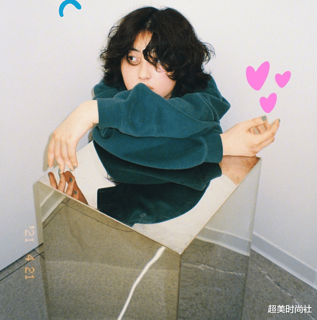 美甲|张子枫素颜上综艺，卷毛配娃娃领衬衫太清新，体态变好少女感满分