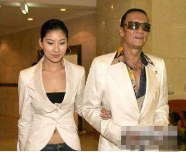 爷孙恋|“爷孙恋”男主去世，小女友无人现身：风流一世，最后成了工具人？