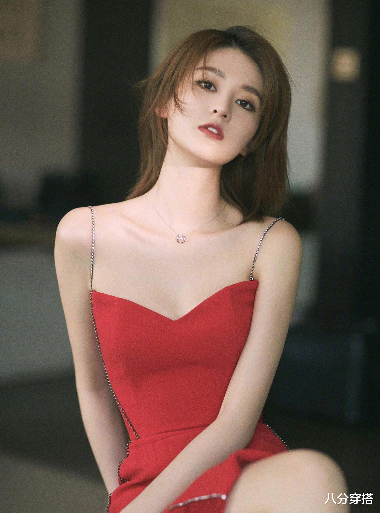 八分穿搭|乔欣彻底放弃“乖乖女路线”,一袭黄色礼服华丽高级,成熟性感