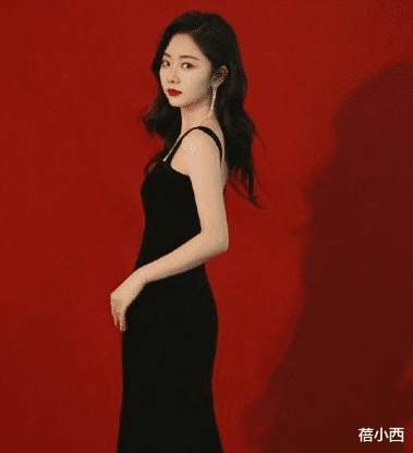 蓓小西 谭松韵“娃娃脸”真占便宜，穿牛仔套装尽显青春感，像个高中生