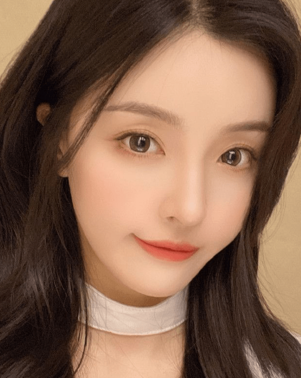 王思聪|王思聪与仨美女逛街，他对最朴素那位情有独钟，手自然搭对方肩上