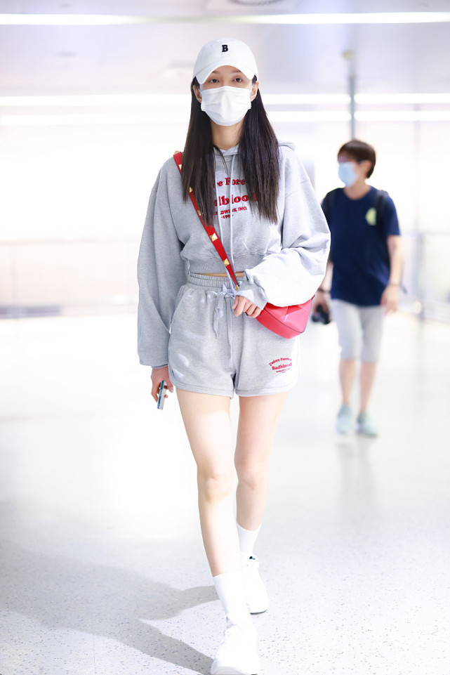 姜文|沈梦辰那叫一个青春洋溢，身着一套运动装走机场，还是少女模样！