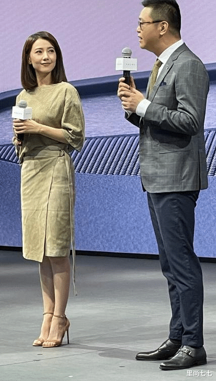 高圆圆|高圆圆夫妇久违合体，赵又廷挽妻变小男人，她发福长妈妈臀变阿姨