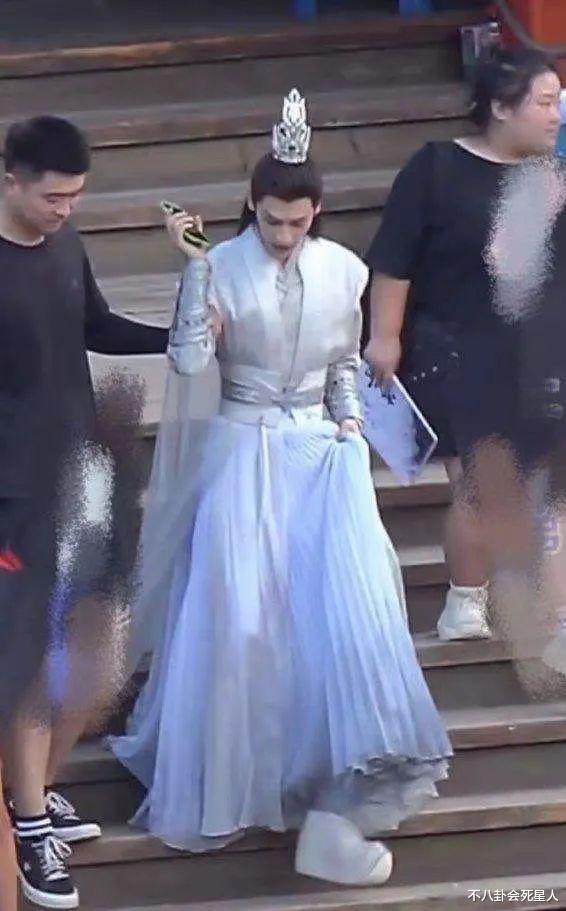 花仙子|明星身高内卷太严重，踩恨天高走红毯，合影狂垫脚，增高垫好明显