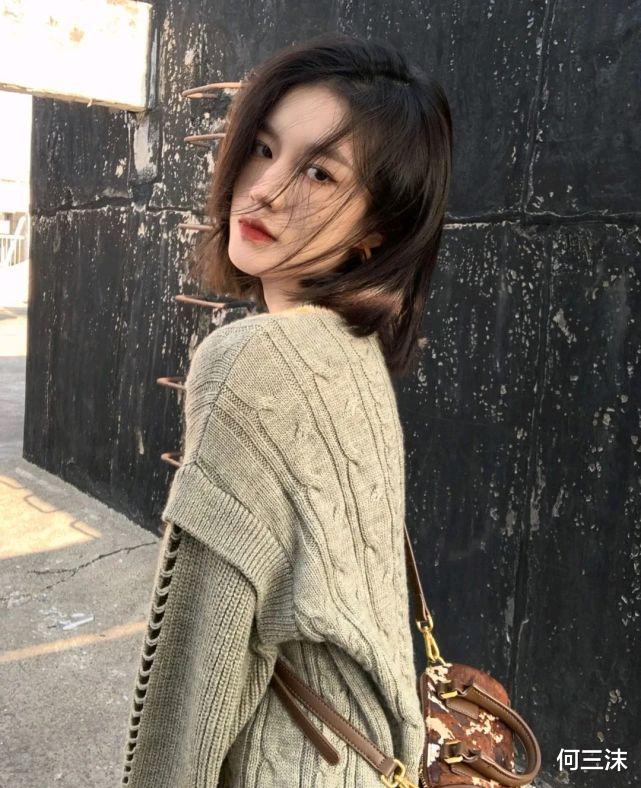 何三沫 秋冬穿搭不要搭配太多元素，有时候穿一件毛衣就够了，温柔又耐看