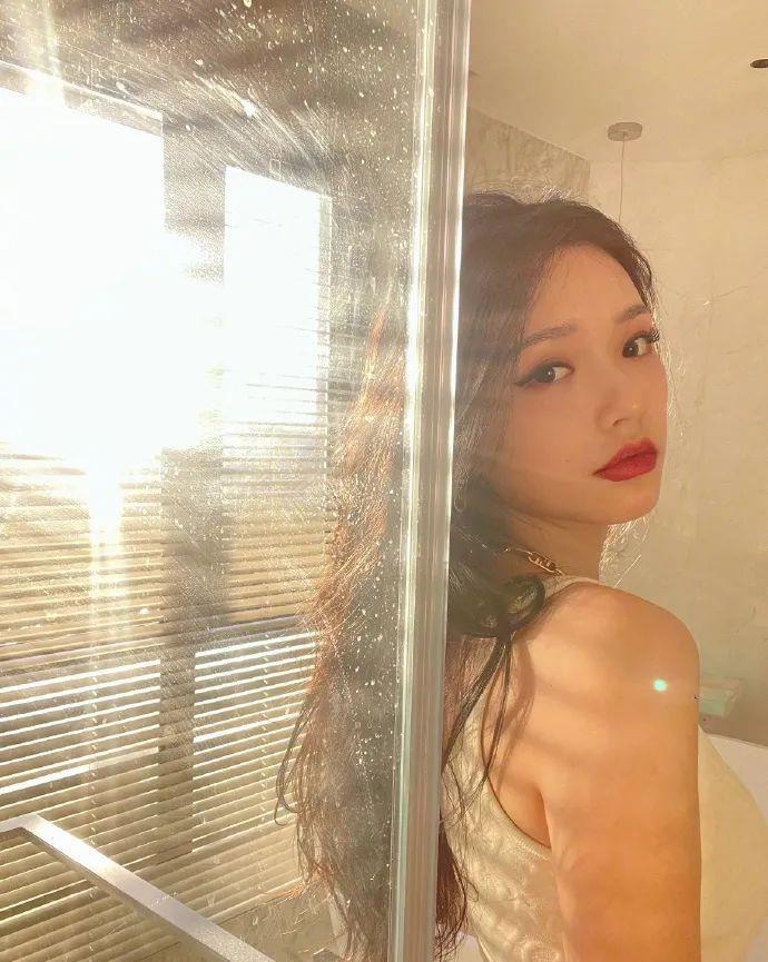 林允|林允阳光浴室美艳写真！雪肤玉貌烈焰红唇太性感撩人