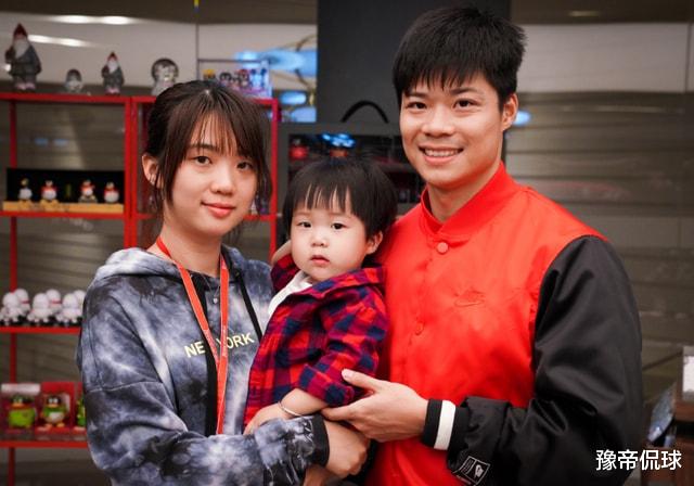 苏炳添|苏炳添夺金谈退役，奥运拿铜全运拿金，妻美儿帅，真是人生赢家！