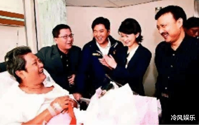 春晚|春晚一唱成名，醉酒摔伤成智障后遭妻子抛弃，富婆情人照顾他23年