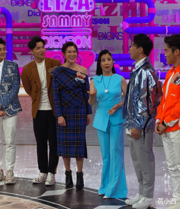 蓓小西|74岁汪明荃去逛街都穿得那么潮，彩色条纹裙配小白靴，减龄又洋气