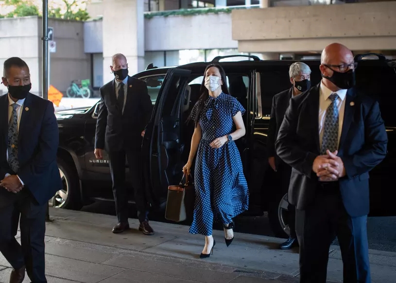 全球时尚风行|孟晚舟出庭造型彻底换风格!复古波点长裙好淑女,比包臀裙更少女