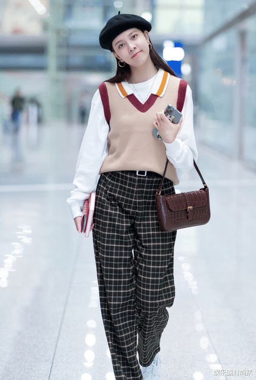 林允|林允站百叶窗下拍落日照，浮雕背心氛围感十足，就是有点冻人！