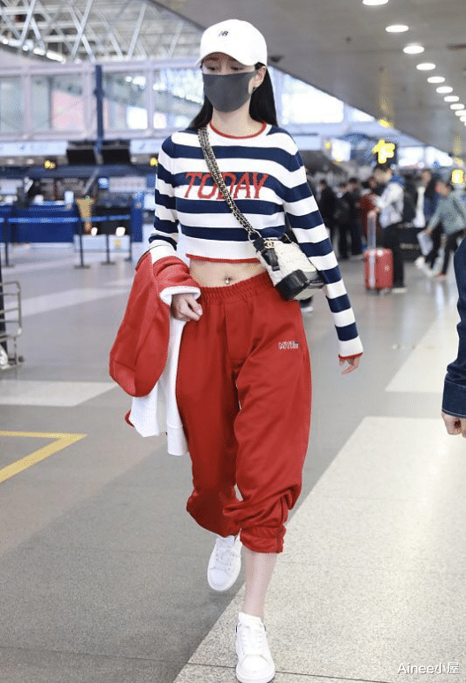 Ainee小屋|沈梦辰女团气质拿捏准确，穿衣服“空竹腰”，哪像是32岁女人