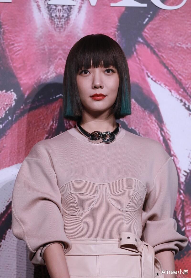 皮裙|王珞丹身上有模特气质，穿卫衣配皮裙，妆容浓但一点不老气