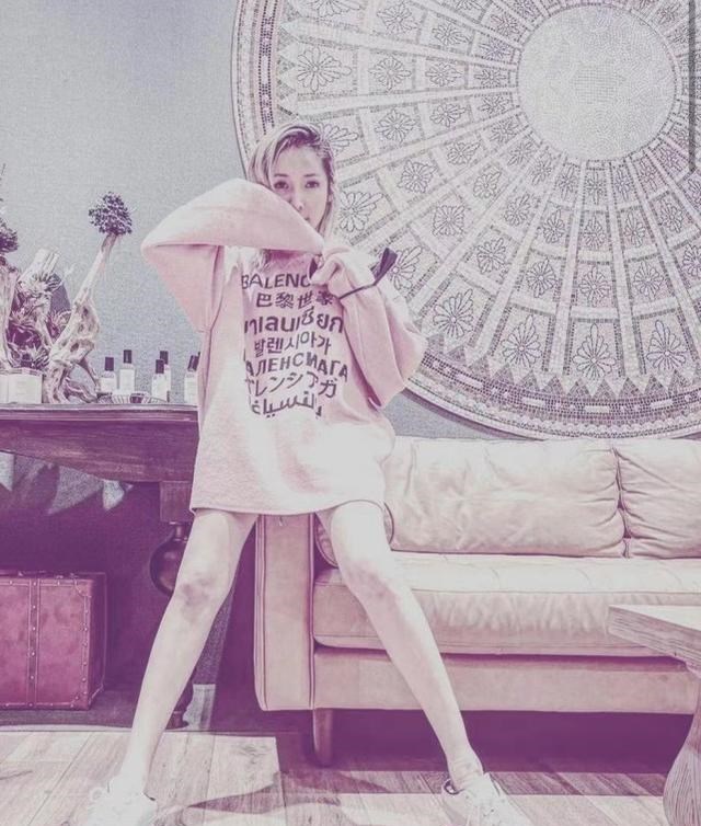 萧亚轩|萧亚轩首度公开被狗咬伤的面部疤痕，自曝脸细胞坏死一度感到厌世