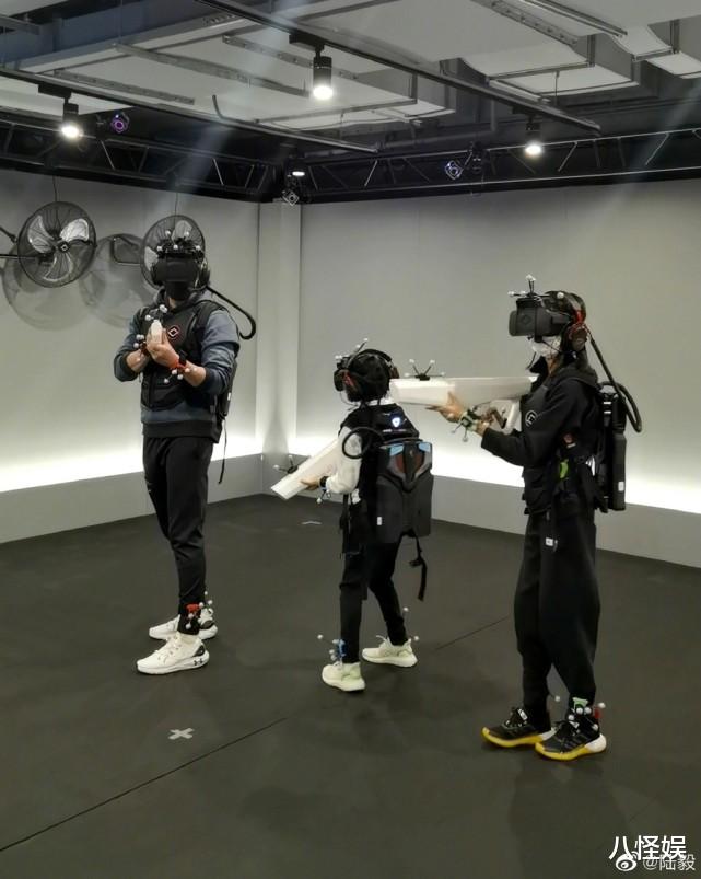 陆毅|陆毅晒全家福为小女儿庆生，小叶子戴白纱似新娘，和姐姐都像爸爸