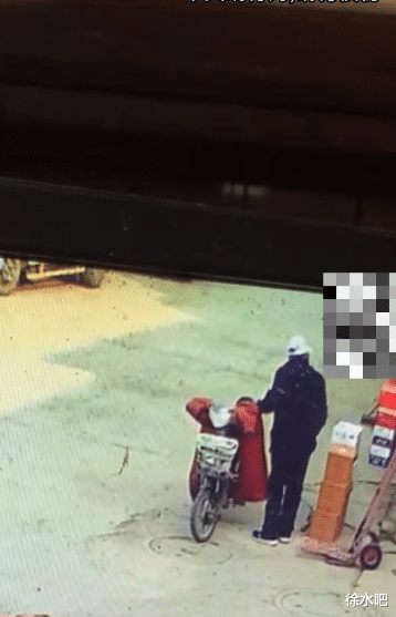 实拍:保定一老大爷监控底下偷东西