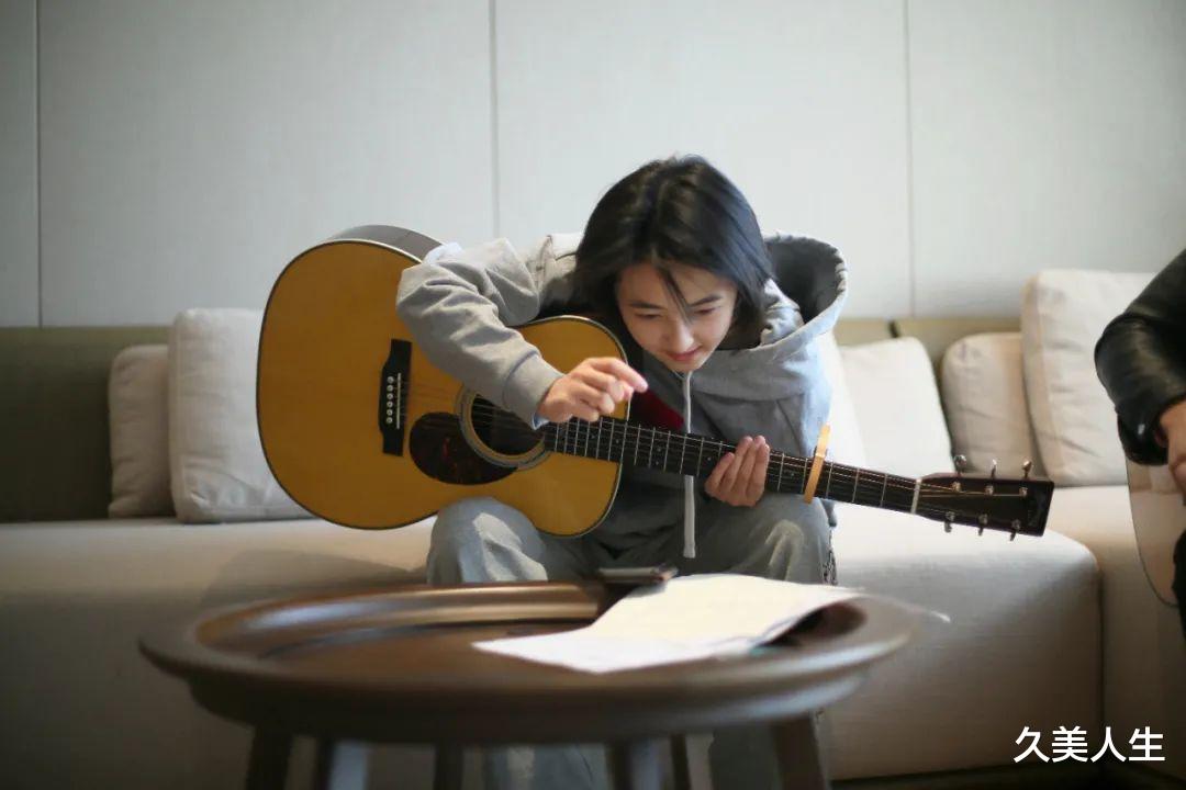 久美人生|美貌面前性别别卡太死 素净妹妹张子枫谁不爱